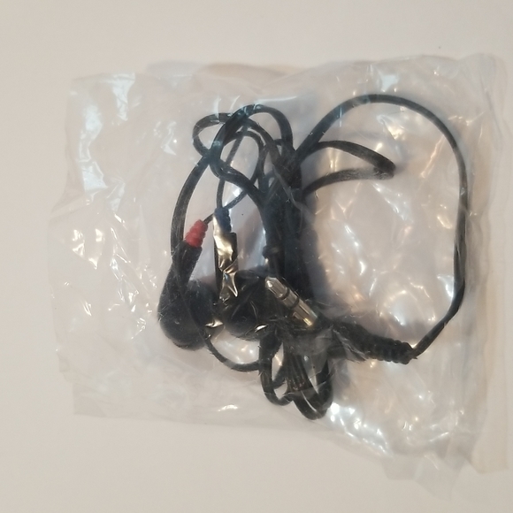 Black in-ear earbuds, NWOT - Picture 2 of 3